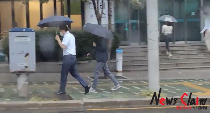 우산 쓴 시민. 뉴스클레임DB