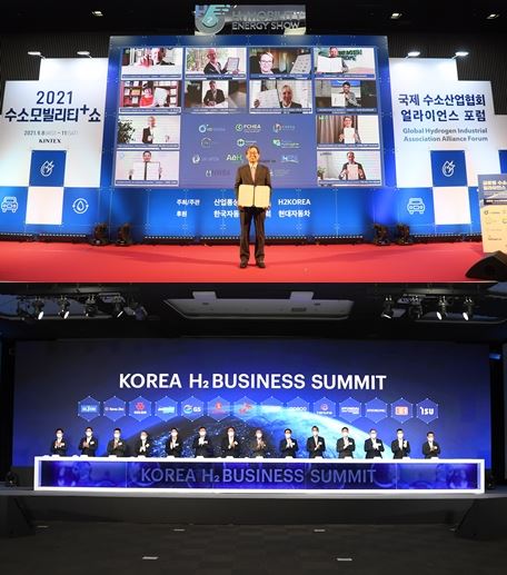 H2KOREA 문재도 회장과 12개국 수소 대표 협.단체장들이 LOI에 서명 후 기념 촬영을 하고 있다. (윗쪽) 아래는 Korea H2 Business Summit 총회.