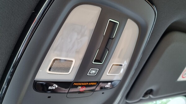 볼보 신형 XC60의 '볼보 온 콜'(Volvo on Call) 버튼. 파주(경기)=장시복 기자