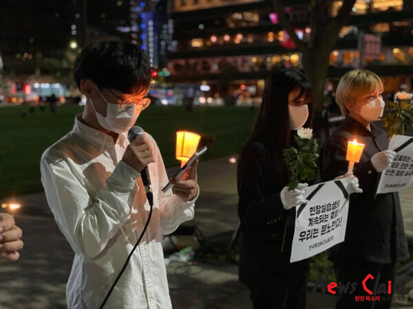 전국특성화고노동조합이 지난 9일 서울시청광장에서 특성화고 현장실습생 故 홍정운군을 추모하는 추모촛불을 들었다. 사진=전국특성화고노동조합