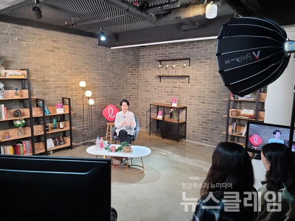 여성 인재 리더십 포럼에서 강의 중 윤여순 박사. 롯데건설 제공