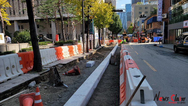 22일 서울 광화문 세종문회환 옆 인도 모습. 사진=박명규 기자