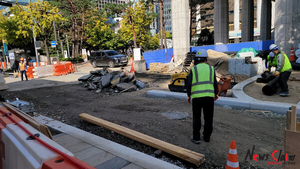 22일 서울 광화문 세종문회환 옆 인도 모습. 사진=박명규 기자