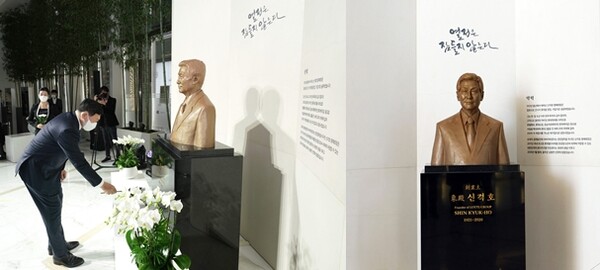 신격호 롯데그룹 창업주 흉상에 헌화하는 신동빈 롯데 회장. 롯데 제공