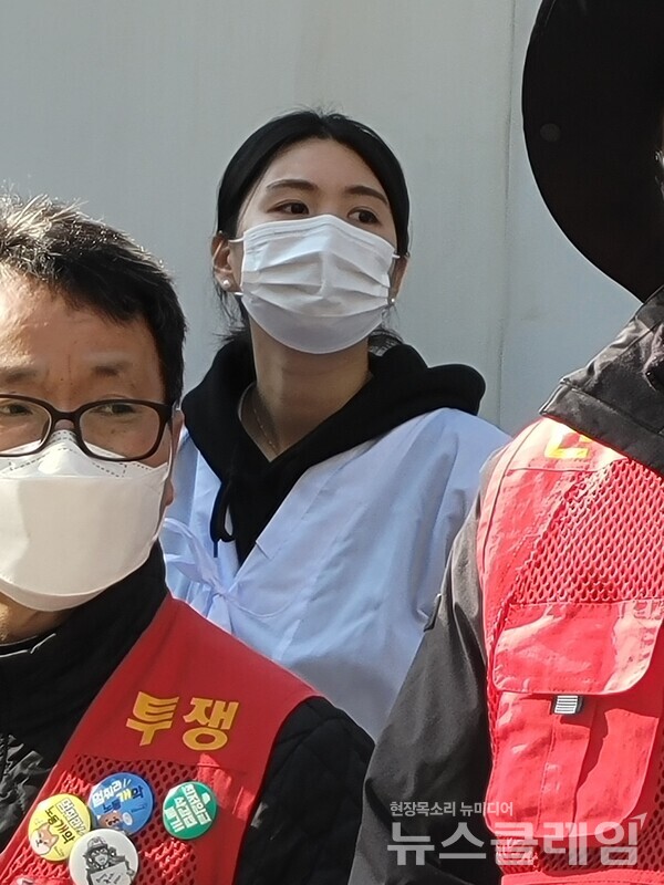 2일 오전 더불어민주당사 앞에서 진행된 한국가스공사비정규직 정규직 전환 촉구 무기한 단식농성 돌입 기자회견. 사진=김도희 기자