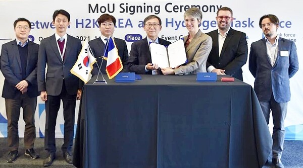 H2KOREA 문재도 회장(왼쪽에서 네번째)과 프랑스산업연맹 제럴딘 렘블 부사장(왼쪽에서 다섯 번째)이 업무협약 체결 후 기념촬영을 하고 있다. H2KOREA 제공