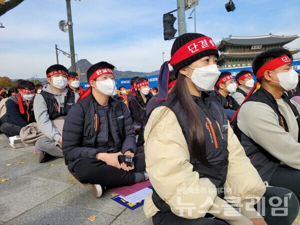 15일 서울 정부서울청사 앞에 진행된 ‘카드수수료 적격비용재산정 폐지 총력투쟁 집회’. 사진=박명규 기자