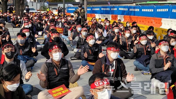 15일 서울 정부서울청사 앞에 진행된 ‘카드수수료 적격비용재산정 폐지 총력투쟁 집회’. 사진=박명규 기자