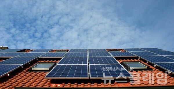태양광 설비 설치된 건물. 사진=픽사베이