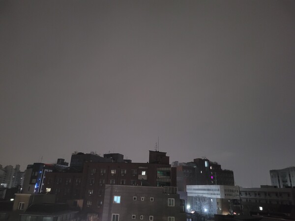 새벽 5시20분 현재 구름낀 서울 하늘. 사진=김서윤 기자