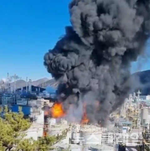 13일 오후 1시 37분쯤 전남 여수시 주삼동 여수산단 내 한 공장에서 화재가 발생했다. 영상 캡처