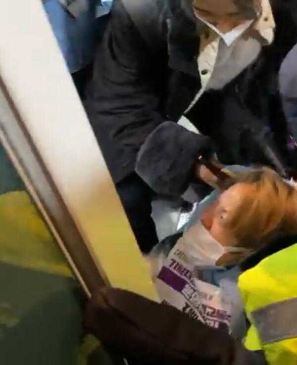 20일 서울지하철 내 장애인들의 이동권 투쟁 모습. 사진=뉴스클레임