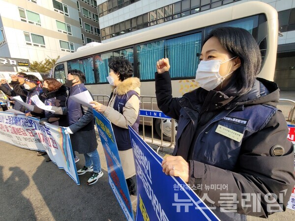 23일 오전 서울 영등포구 더불어민주당 당사 앞 ‘인천공항공사 규탄 및 고통분담 요구 기자회견’. 사진=박명규 기자