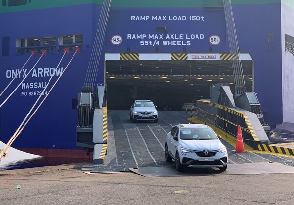 프랑스 Le havre항에서 양하 작업 중인 XM3 자료사진. 르노삼성 제공