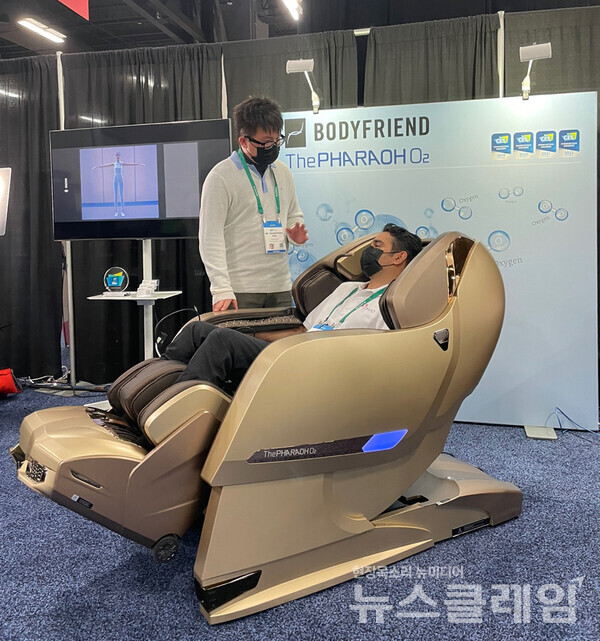 바디프랜드 조영훈 메디컬R&D 실장이 프리뷰 행사인 CES Unveiled에서 파라오O2 시연을 통해 설명하고 있다.