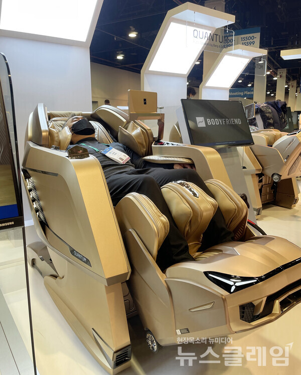 참관객이 바디프랜드 부스에서 '퀀텀' 안마의자를 체험하고 있다.