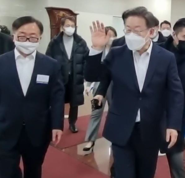 이재명 더불어민주당 대선 후보(오른쪽)과 이동근 한국경총 부회장(왼쪽)이 서울 마포구 경총회관 로비에서 인사를 나누고 있다. 뉴스클레임 DB