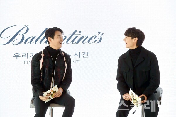 발렌타인의 새로운 브랜드 앰버서더 주지훈, 민호가 지난 12일 서울 용산 드래곤시티 내 킹스베케이션에서 열린 위스키 브랜드 발렌타인의 ‘우리가 깊어지는 시간’ 글로벌 캠페인 론칭 행사에 참석했다.