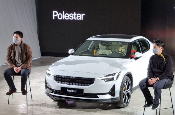 폴스타코리아 함종성 대표(왼쪽)가 18일 폴스타 2를 소개하고 있다. 장시복 기자