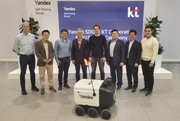 KT AI/DX융합사업부문 송재호 부사장(오른쪽 세번째)과 Yandex SDG CEO 드미트리 폴리슈크(오른쪽 네번째)를 비롯한 관계자들이 MOU를 마치고 기념 촬영을 하고 있다. KT 제공