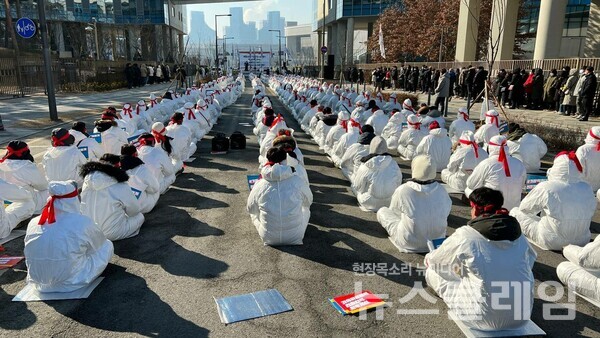 20일 오전 농림축산식품부 정문 앞에서 개최된 ‘가축위생방역지원본부지부 1차 총파업 결의대회’. 사진=공공운수노조