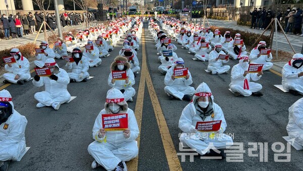 지난 20일 오전 농림축산식품부 정문 앞에서 개최된 ‘가축위생방역지원본부지부 1차 총파업 결의대회’. 사진=공공운수노조