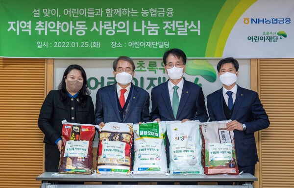 손병환 NH농협금융 회장(왼쪽에서 세번째)과 이제훈 초록우산 어린이재단 회장(왼쪽에서 두번째)이 전달식 후 관계자들과 기념촬영을 하고 있다. 농협금융 제공