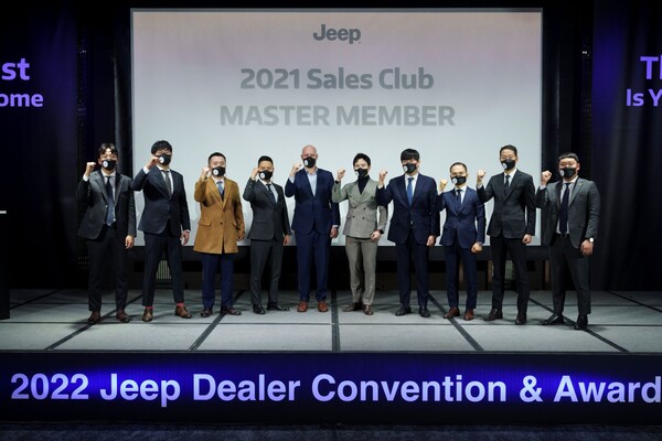 스텔란티스 코리아 제이크 아우만 사장과 2021 지프 세일즈 클럽 '마스터 멤버'. 스텔란티스 코리아 제공