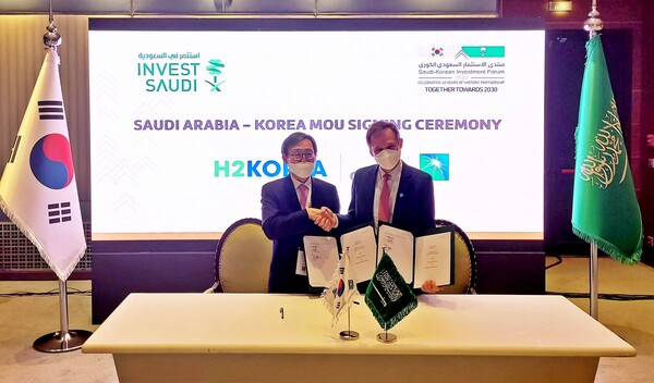 문재도 H2KOREA 회장(왼쪽)과 올리비에르 토렐 사우디 아람코 화학부문 부사장. H2KOREA 제공