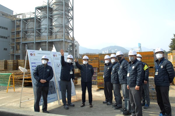 코오롱인더스트리 장희구 사장(왼쪽 세번째)이 아라미드 '더블업' 증설이 진행중인 구미공장을 찾아 현장 안전을 점검하고 있다. 코오롱인더스트리 제공