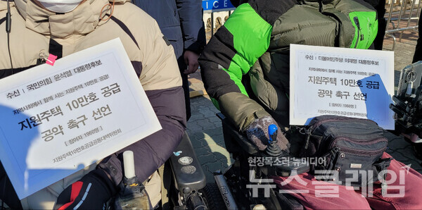 18일 오전 서울 여의도 국회 앞 ‘대통령후보 지원주택10만호 공약 촉구 1960인 선언 기자회견’. 사진=김동길 기자