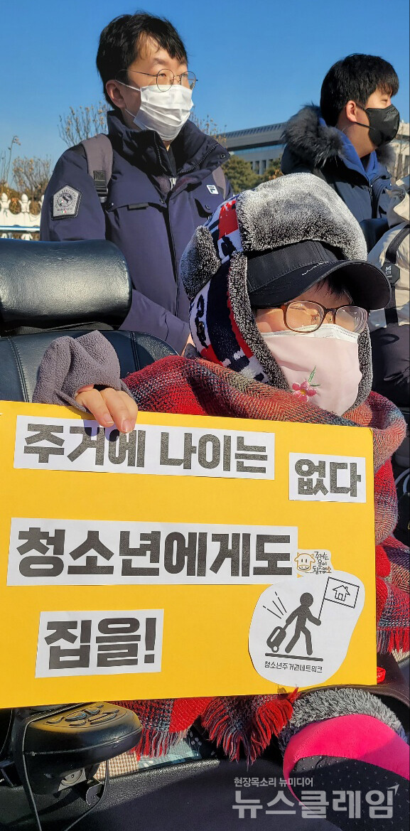 18일 오전 서울 여의도 국회 앞 ‘대통령후보 지원주택10만호 공약 촉구 1960인 선언 기자회견’. 사진=김동길 기자