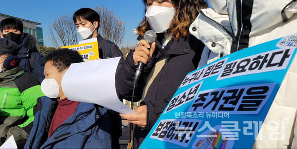 18일 오전 서울 여의도 국회 앞 ‘대통령후보 지원주택10만호 공약 촉구 1960인 선언 기자회견’. 사진=김동길 기자