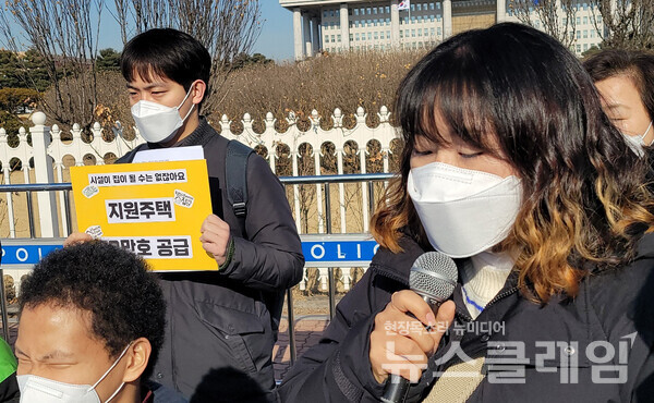 18일 오전 서울 여의도 국회 앞 ‘대통령후보 지원주택10만호 공약 촉구 1960인 선언 기자회견’. 사진=김동길 기자