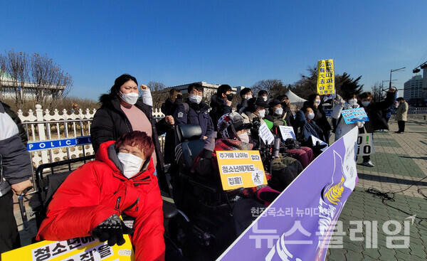 18일 오전 서울 여의도 국회 앞 ‘대통령후보 지원주택10만호 공약 촉구 1960인 선언 기자회견’. 사진=김동길 기자