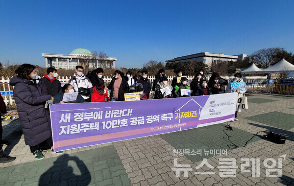 18일 오전 서울 여의도 국회 앞 ‘대통령후보 지원주택10만호 공약 촉구 1960인 선언 기자회견’. 사진=김동길 기자