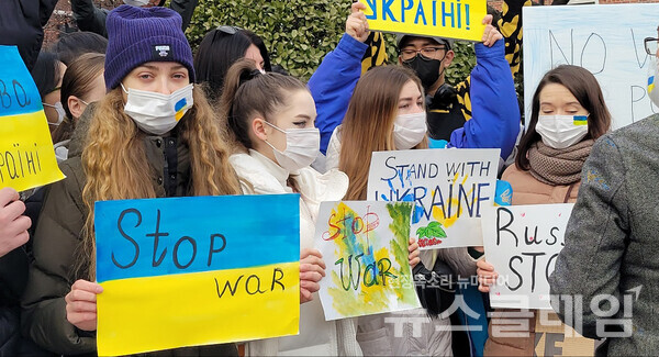 28일 오전 서울 중구 주한 러시아 대사관 앞에서 진행된 ‘러시아의 우크라이나 침공 중단·평화적 해결 촉구 시민사회 공동 기자회견’. 사진=천주영 기자