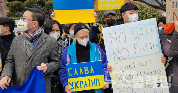 28일 오전 서울 중구 주한 러시아 대사관 앞에서 진행된 ‘러시아의 우크라이나 침공 중단·평화적 해결 촉구 시민사회 공동 기자회견’. 사진=천주영 기자