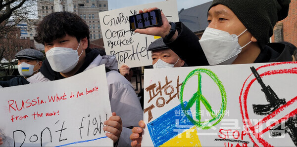 28일 오전 서울 중구 주한 러시아 대사관 앞에서 진행된 ‘러시아의 우크라이나 침공 중단·평화적 해결 촉구 시민사회 공동 기자회견’. 사진=천주영 기자