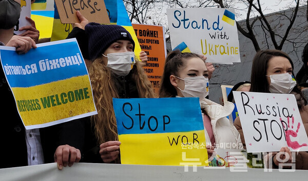 28일 오전 서울 중구 주한 러시아 대사관 앞에서 진행된 ‘러시아의 우크라이나 침공 중단·평화적 해결 촉구 시민사회 공동 기자회견’. 사진=천주영 기자