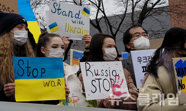 28일 오전 서울 중구 주한 러시아 대사관 앞에서 진행된 ‘러시아의 우크라이나 침공 중단·평화적 해결 촉구 시민사회 공동 기자회견’. 사진=천주영 기자