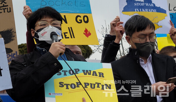 28일 오전 서울 중구 주한 러시아 대사관 앞에서 진행된 ‘러시아의 우크라이나 침공 중단·평화적 해결 촉구 시민사회 공동 기자회견’. 사진=천주영 기자