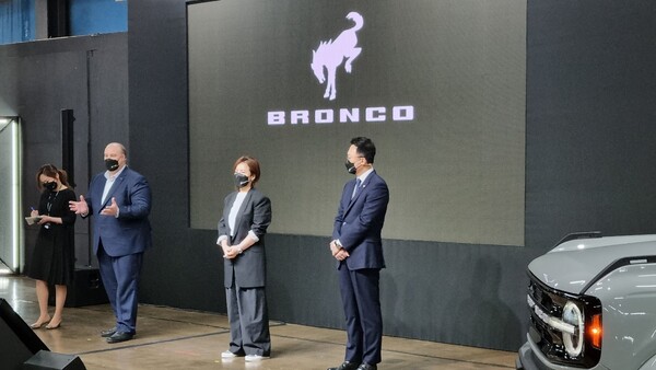 데이비드 제프리 포드코리아 대표(왼쪽 두번째) 노선희 마케팅·커뮤니케이션 총괄 전무, 김병희 논테크 트레이닝 교육매니저 부장 등이 3일 서울 성수동에서 열린 뉴 포드 브롱코 출시 행사에서 질의 응답 시간을 갖고 있다. 장시복 기자 