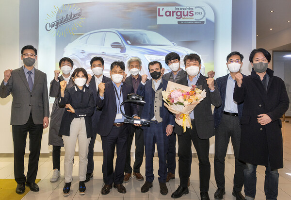 르노삼성자동차 스테판 드블레즈 사장(왼쪽부터 7번째) 및 XM3 개발 주역 대표로 트로피 수상한 박상근 디렉터(왼쪽부터 5번째). 르노삼성 제공