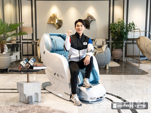 바디프랜드 ‘더팬텀’ 로코코블루 안마의자에 앉아 있는 김동욱 선수. 사진=바디프랜드