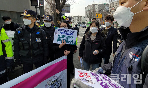 15일 오전 4·2 택시 희망버스 기획단이 청와대 분수대로 향하던 중 경찰과 대치를 하고 있다. 사진=김서윤 기자