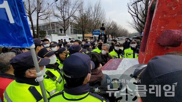 15일 오전 4·2 택시 희망버스 기획단이 청와대 분수대로 향하던 중 경찰과 대치를 하고 있다. 사진=김서윤 기자