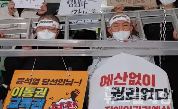 1일 지하철 3호선 경복궁역 승강장에서 삭발 투쟁에 나선 권달주 전장연 상임공동대표. 사진=김동길 기자