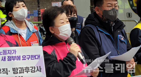 5일 오전 서울 종로구 통의동 인수위원회 앞 서비스연맹 11만 서비스 노동자가 새 정부에 요구한다‘ 기자회견. 사진=김동길 기자