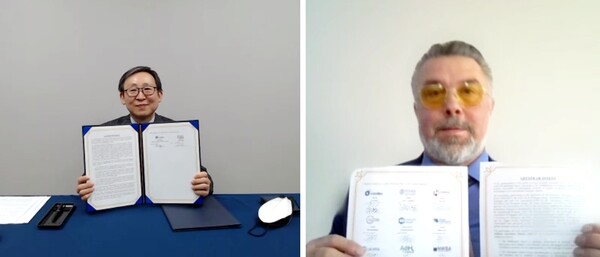 문재도 H2KOREA 회장(왼쪽)과 안데쉬 룬델 스웨덴 수소협회장은 수소산업 협력강화 MoU 및 GHIAA LoI를 체결하고 기념촬영을 하고 있다. H2KOREA 제공